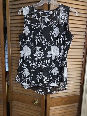 ROZ & ALI Black Sleeveless Floral-Embroidered Camisole Like New